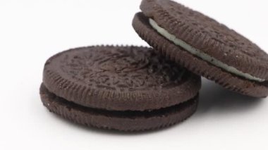 Oreo çikolatalı kurabiye sırayla yakın plan..