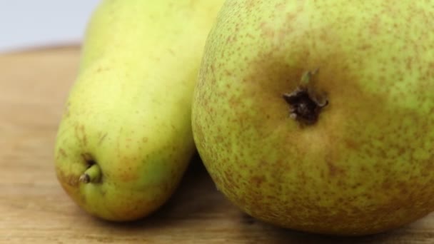 Två Mogna Gröna Päron Träbricka Rotation Närbild Frukt — Stockvideo