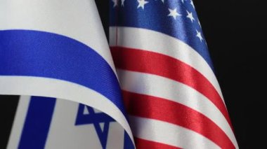 Amerikan ve İsrail bayrakları birlikte dönüyor, diplomatik bağları simgeliyor.