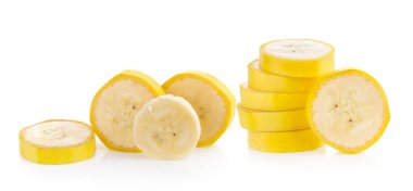 Beyaz arkaplanda izole edilmiş muz dilimi