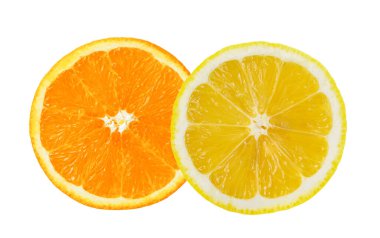 Beyaz arka planda izole edilmiş turuncu ve limon dilimi