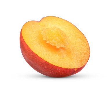 Beyaz arkaplanda yarım erik izole