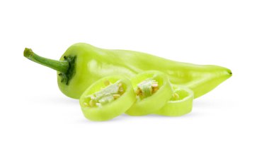 Beyaz arka plan üzerinde izole yeşil sıcak biber biber.