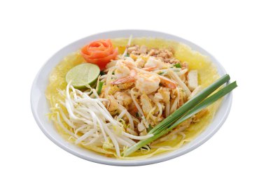 Tayland yemeği. Beyaz arka planda Tayland usulü şehriye