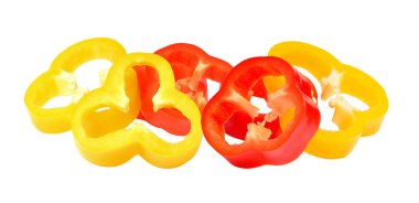 beyaz zemin üzerine biber dilimleri