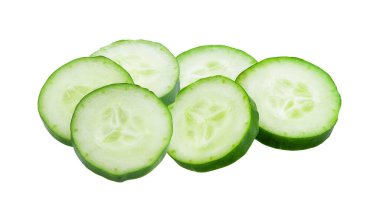 Beyaz arka planda taze salatalık yakın plan