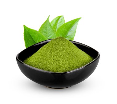 Beyaz arka planda bir kasede yeşil çay tozu