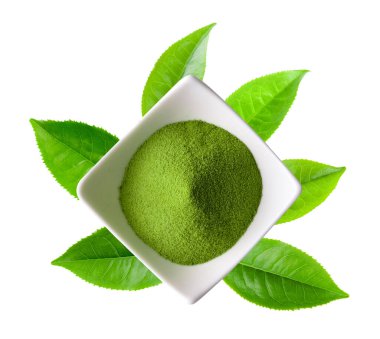 Beyaz arka planda bir kasede kibrit yeşil çay tozu