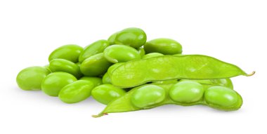 Beyaz arkaplanda yeşil soya fasulyesi
