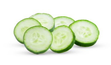 Beyaz arka planda taze salatalık.