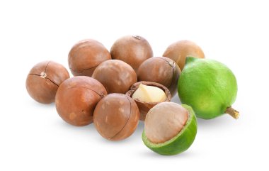 Beyaz arka planda izole edilmiş Macadamia fındıkları