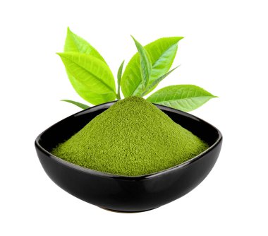 Beyaz arka planda bir kasede yeşil çay tozu