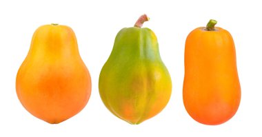 Beyaz arka planda olgun papaya