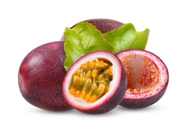 Beyaz arka planda yaprağı olan tutku meyvesi