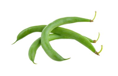 Beyaz arkaplanda yeşil fasulyeler izole