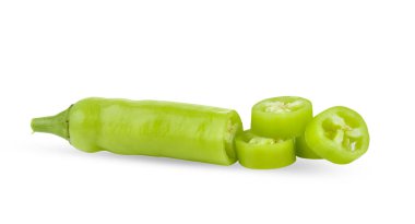 Beyaz arkaplanda yeşil kırmızı biber