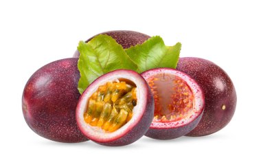 Beyaz arka planda yaprağı olan tutku meyvesi