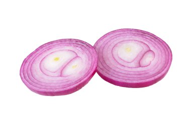 Beyaz arkaplanda soğanı dilimle