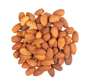 Beyaz arkaplanda izole edilmiş bademler