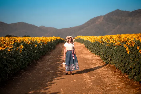 Aziatische Vrouw Het Zonnebloemenveld Zomertijd Gelukkige Vrouw Genieten Van Warm Stockfoto