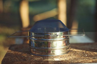 Doğal arıcı, kovanlardan bal toplamaya çalışıyor.