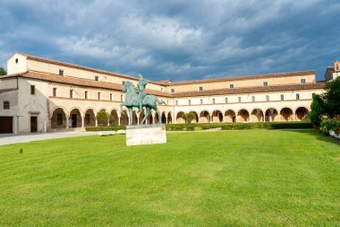 Po nehrinin sağ kıyısında bisiklet gezisi: Polirone 'da San Benedetto Po Manastırı