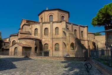 Po nehrinin sağ kıyısında bisiklet gezisi: San Vitale Bazilikası