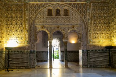 Sevilla 'nın Alcazar' ında yürüyorum