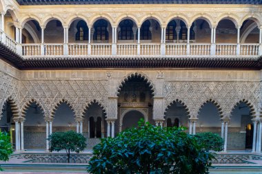 Sevilla 'nın Alcazar' ında yürüyorum