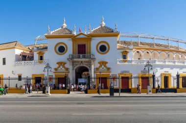 Sevilla sokaklarında yürüyorum