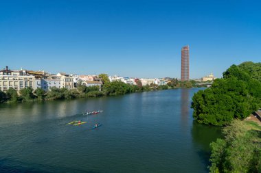 Sevilla sokaklarında yürüyorum