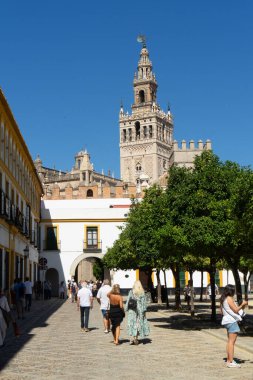 Sevilla sokaklarında yürüyorum