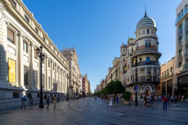 Sevilla sokaklarında yürüyorum