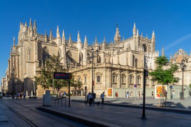 Uzun nekkar nehri boyunca yürüyorum.