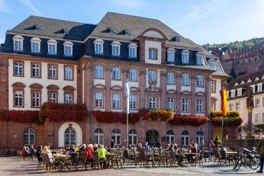 Eski kasabayı geziyorum.