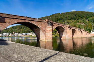 Uzun nekkar nehri boyunca yürüyorum.