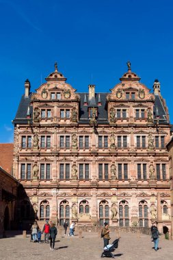 Eski kasabayı geziyorum.