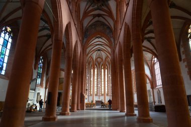 Uzun nekkar nehri boyunca yürüyorum.