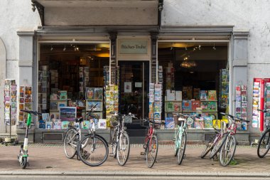 Uzun nekkar nehri boyunca yürüyorum.