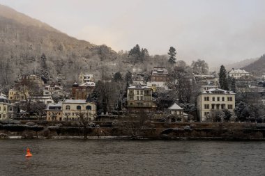 Kar nehri Nekar ile Heidelberg sokaklarında yürüyor.