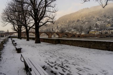 Kar nehri Nekar ile Heidelberg sokaklarında yürüyor.