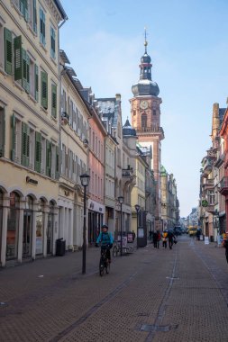 Kar nehri Nekar ile Heidelberg sokaklarında yürüyor.