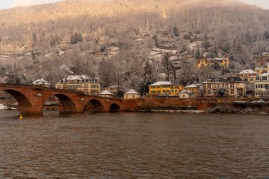 Kar nehri Nekar ile Heidelberg sokaklarında yürüyor.