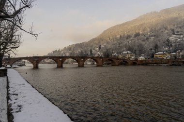 Kar nehri Nekar ile Heidelberg sokaklarında yürüyor.