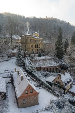 Kar nehri Nekar ile Heidelberg sokaklarında yürüyor.