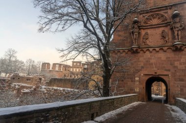 Heidelberg kalesinin bahçesinde karla yürüyorum.