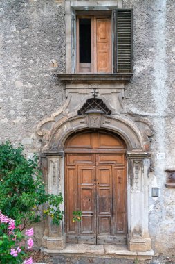 Akşamları Roccapia sokaklarında yürürken