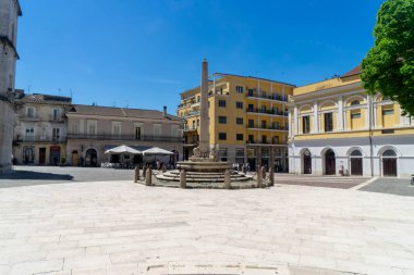 Benevento Meydanı 'nın tarihi merkezinde, Santa Sofia Meydanı' nda Chiaramonte çeşmesi ve Santa Sofia kilisesi ile yürüyoruz.