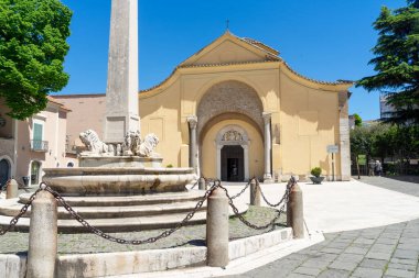 Benevento Meydanı 'nın tarihi merkezinde, Santa Sofia Meydanı' nda Chiaramonte çeşmesi ve Santa Sofia kilisesi ile yürüyoruz.