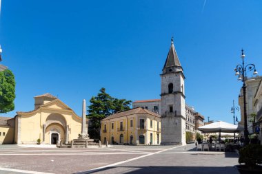 Benevento Meydanı 'nın tarihi merkezinde, Santa Sofia Meydanı' nda Chiaramonte çeşmesi ve Santa Sofia kilisesi ile yürüyoruz.
